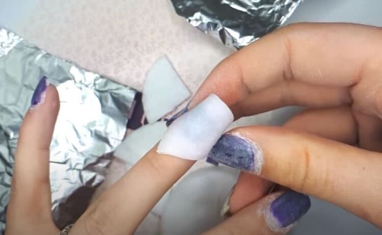 Чем можно оттереть ногти. Снятие лака с ногтей. Фольга для снятия гель лака. Ногти после снятия гель лака. Спиливание старого материала с ногтей.
